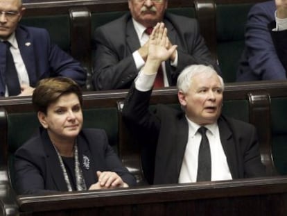 La primera ministra, Szydlo, junto Kaczynski en la votación.