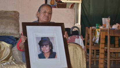 Elia Escobedo, en su casa de Ciudad Juárez, muestra una foto de su hija.