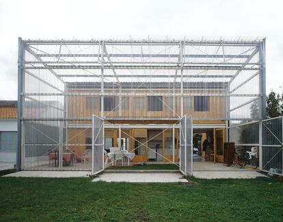 Casa Latapie (Burdeos, Francia, 1993). En este proyecto, uno de los primeros del estudio, Lacaton & Vassal amplió el espacio de la vivienda mediante un pórtico transparente que generaba continuidad entre el interior y el exterior del edificio. 
