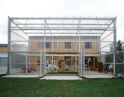 Casa Latapie (Burdeos, Francia, 1993). En este proyecto, uno de los primeros del estudio, Lacaton & Vassal amplió el espacio de la vivienda mediante un pórtico transparente que generaba continuidad entre el interior y el exterior del edificio. 