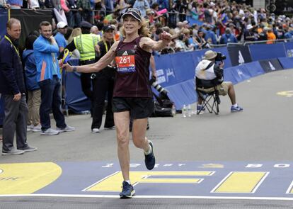 Kathrine Switzer cruza la meta de la marat&oacute;n de Boston, 50 a&ntilde;os despu&eacute;s de que intentaran expulsarla por ser mujer.