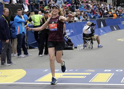 Kathrine Switzer cruza la meta de la maratón de Boston, 50 años después de que intentaran expulsarla por ser mujer.
