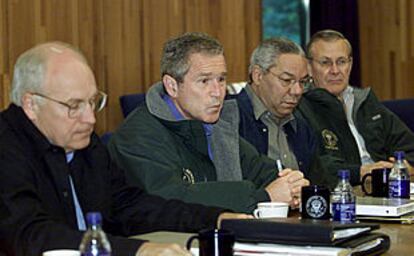 De izquierda a derecha, el vicepresidente Dick Cheney, el presidente Bush, el secretario de Estado Colin Powell y el secretario de Defensa Donald Rumsfeld.