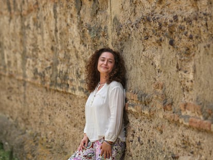La candidata a la presidencia de la Junta de Por Andalucía, Inmaculada Nieto, en la muralla almohade de Sevilla.