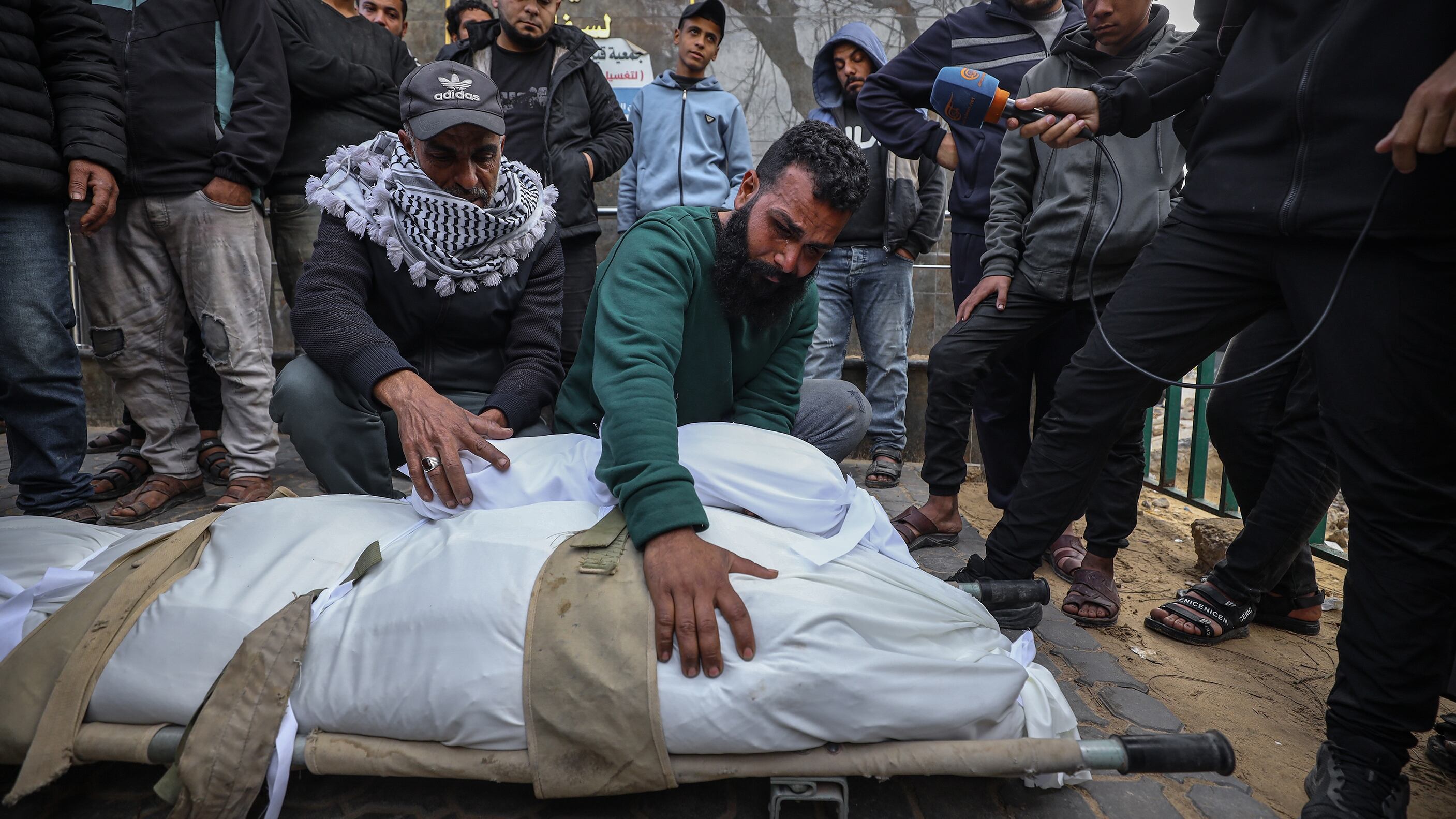 Israel kills seventeen, closes Rafah