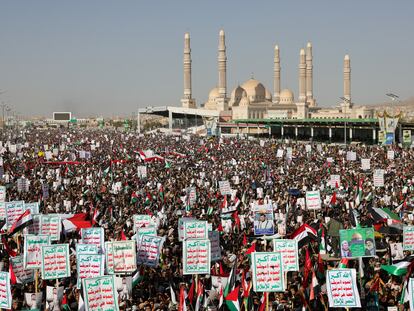 Simpatizantes del movimiento Huthi se manifiestan para denunciar los ataques aéreos lanzados por Estados Unidos y el Reino Unido en Saná (Yemen), este viernes.