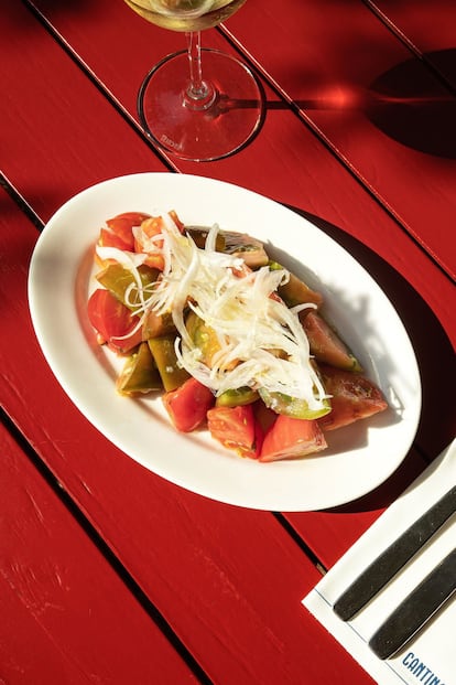 La carta incluye platos de temporada para compartir, como los ricos tomates procedentes del huerto de Binifadet (14 euros), o la ensalada fresca de hinojo, naranja y alcaparras de la isla (12 euros), la coca de berenjenas asadas (12 euros), las croquetas de marisco (10 euros), un festival de verduras con huevo (16 euros) o un surtido veraniego de moluscos del puerto, a base de mejillones, almejas y berberechos (28 euros).