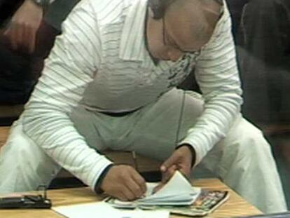 Rafá Zouhier, imputado en la causa, toma notas mientras habla el abogado de Emilio Suárez Trashorras.