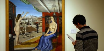 Un hombre observa la obra 'L´appel', del pintor Paul Delvaux, en el Museo de Bellas Artes.