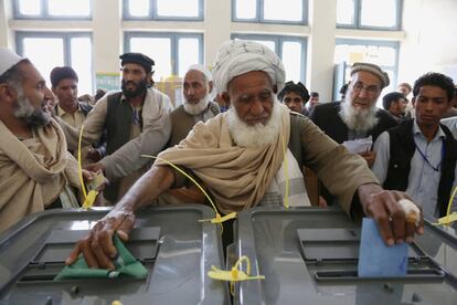 Afganistán celebra hoy unas elecciones provinciales y presidenciales marcadas por la salida del poder de Hamid Karzai, quien ha encabezado el país los últimos diez años tras la caída del régimen talibán. En la imagen, un hombre deposita su voto en la ciudad de Kabul.