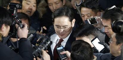 El vicepresidente de Samsung Electronics, Lee Jae-yong, sale de la oficina del fiscal este viernes, tras declarar durante 22 horas.