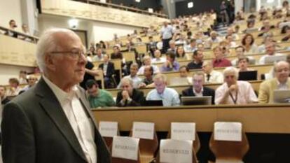 Peter Higgs, ovacionado na conferência CERN.
