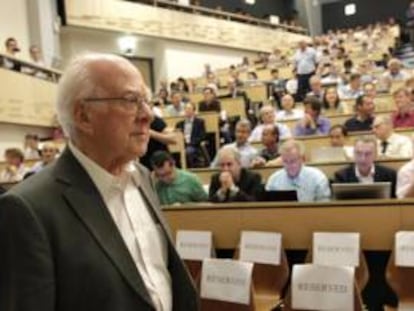 Peter Higgs, ovacionado na conferência CERN.