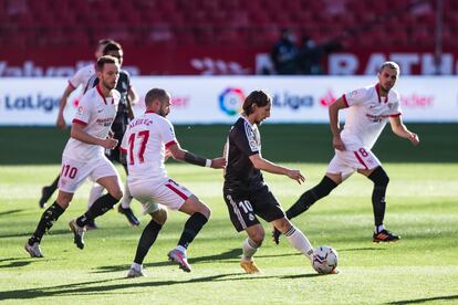 Modric controla ante la presión de varios jugadores del Sevilla.