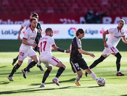 Modric controla ante la presión de varios jugadores del Sevilla.