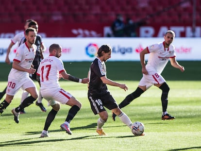 Modric controla ante la presión de varios jugadores del Sevilla.