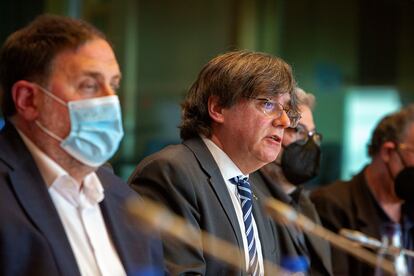 El líder de ERC, Oriol Junqueras (izquierda), y el eurodiputado Carles Puigdemont, durante la comparecencia en el Parlamento Europeo en Bruselas este martes.