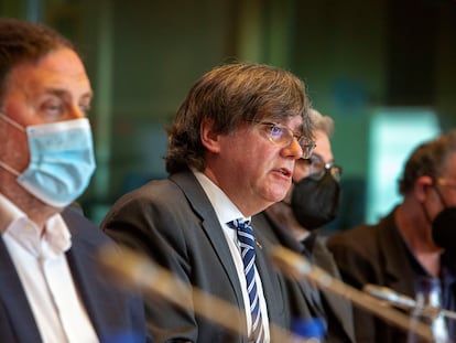 El líder de ERC, Oriol Junqueras (izquierda), y el eurodiputado Carles Puigdemont, durante la comparecencia en el Parlamento Europeo en Bruselas este martes.