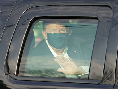 Donald Trump cumprimenta seus partidários fora do hospital Walter Reed Medical Center em Bethesda, Maryland.