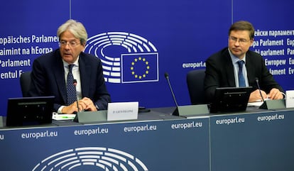 El comisario de Economía, Paolo Gentiloni (izquierda), junto al vicepresidente Valdis Dombrovskis.