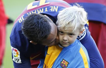 Neymar se despide con un beso de su hijo David Lucca antes de empezar el partido contra el Granada. 