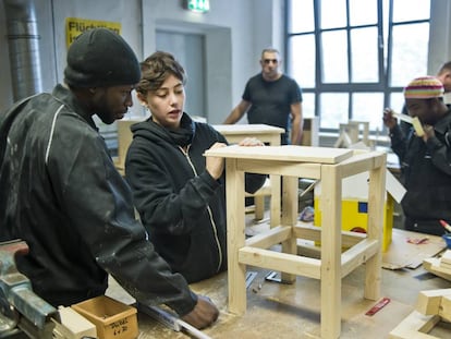 Refugiados en un taller de formaci&oacute;n profesional en Berl&iacute;n.