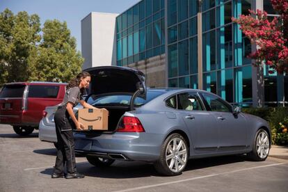 24/04/2018 Volvo Cars introduce entrega de paquetes de Amazon en sus coches en EEUU.   Los clientes estadounidenses de Volvo podrán recibir sus paquetes de Amazon en el coche, gracias a la plataforma de servicios de la firma sueca 'Volvo On Call' y a la aplicación 'Amazon Key'.