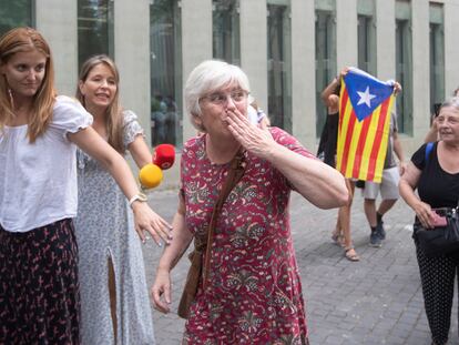 La eurodiputada Clara Ponsatí, a su salida de la Ciudad de la Justicia de Barcelona tras comparecer en el juzgado de guardia de Barcelona, el pasado 24 de julio.