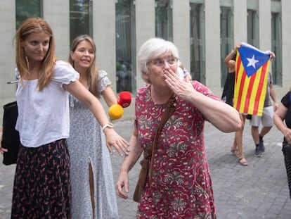 La eurodiputada de JxCat Clara Ponsatí a su salida de la Ciudad de la Justicia de Barcelona tras quedar en libertad, este lunes.