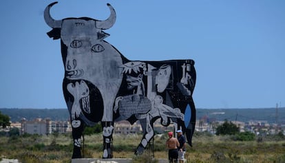 El toro d&#039;Osborne pintat com el &#039;Guernica&#039;, a Santa Pola.