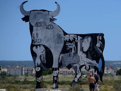 El toro d&#039;Osborne pintat com el &#039;Guernica&#039;, a Santa Pola.