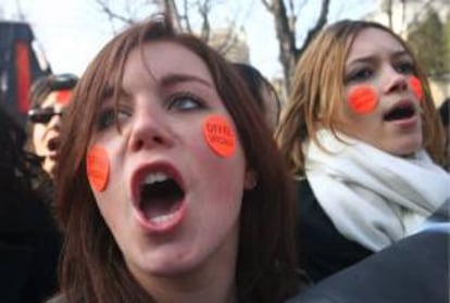 Jóvenes se manifiestan contra el contrato juvenil propuesto por el Gobierno conservador, en París, Francia. EFE/Archivo