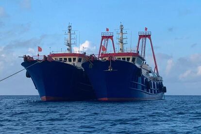 Embarcaciones chinas, en el arrecife Whitsun Reef, en el mar del Sur de China, el pasado 27 de marzo.