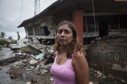 Mireya Ramírez López, habitante de Juchitán, perdió su casa y ahora duerme en la calle. "En el terremoto se dañó la casa y se partió. Luego, el sábado, terminó de caerse. Ahora vivimos aquí, en la calle, y con las lluvias necesitamos que nos apoyen", menciona la damnificada.