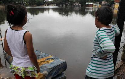 Dos ni&ntilde;os en un barrio de Asunci&oacute;n, el viernes pasado.