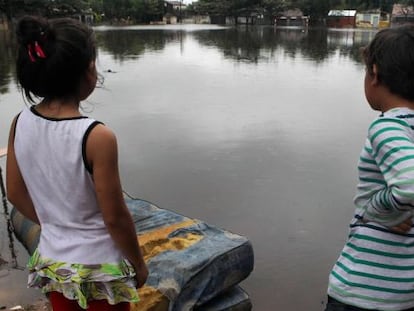 Dos ni&ntilde;os en un barrio de Asunci&oacute;n, el viernes pasado.