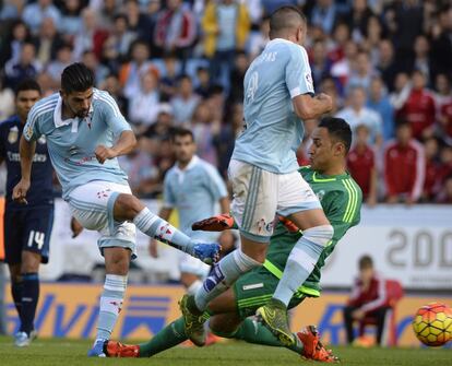 Nolito le marca un gol a Keylor Navas durante el encuentro entre el Celta de Vigo y el Real Madrid.