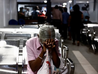 Una mujer esconde su rostro en un edificio gubernamental en Colombo, capital de Sri Lanka.