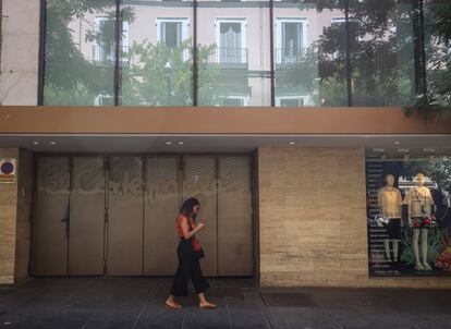 Una mujer pasa frente a El Corte Inglés de la calle Serrano.