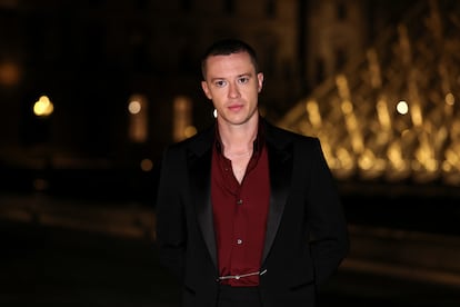 El actor Joseph Quinn fue uno de los invitados a la cena benéfica que se organizó en el Louvre. 30 mesas fueron ofrecidas a los interesados en participar en la recaudación para apoyar al Louvre. Una cita que ha superado el objetivo de obtener un millón de euros. La última gala del Met recaudó 26 millones de dólares, una cifra récord.