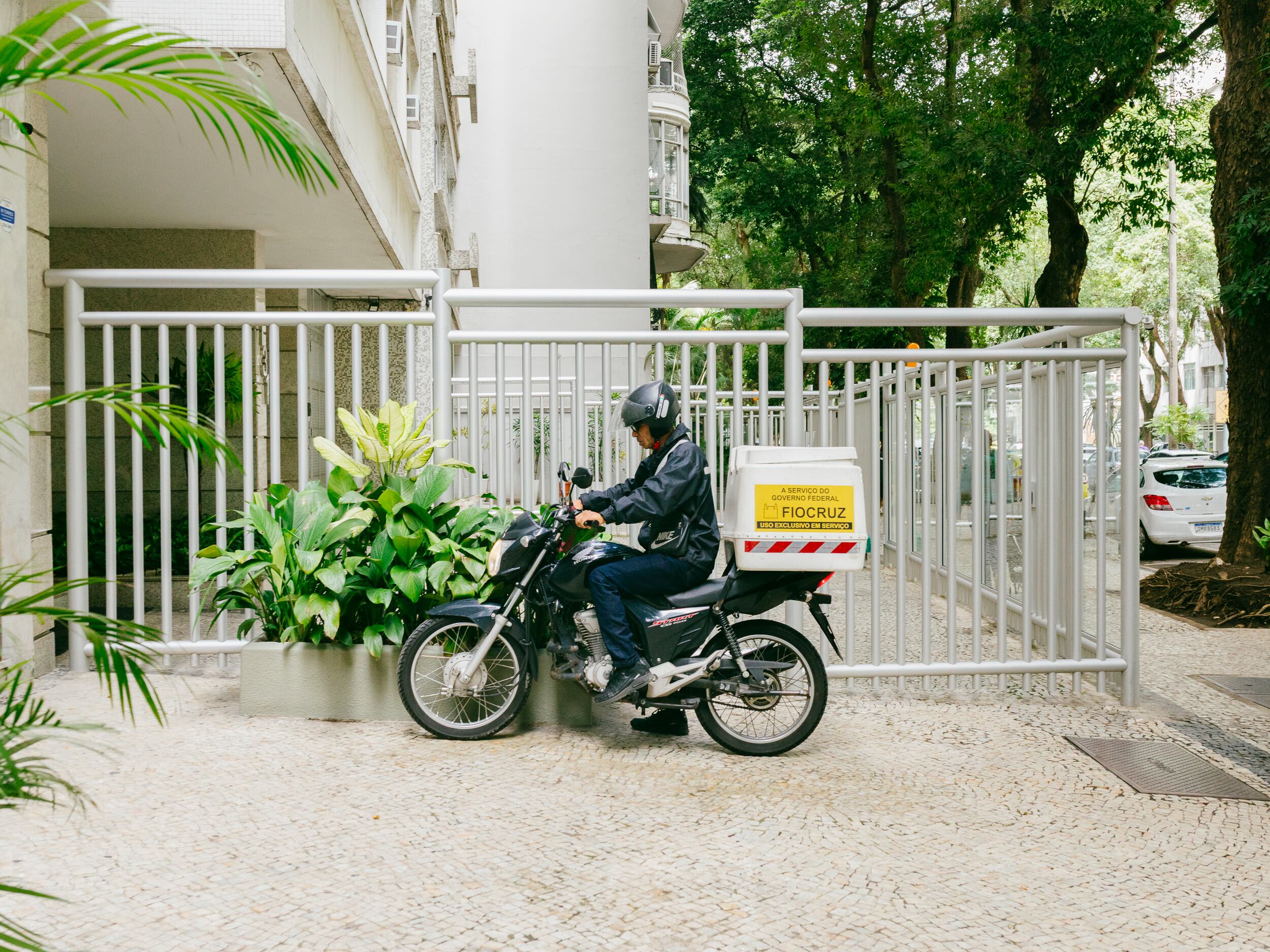 Un empleado del Instituto Fernandes Figueira entrega en moto unos frascos esterilizados a una donante de leche materna en el barrio de Flamengo en Río de Janeiro, Brasil.