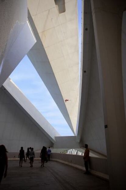 Visitantes en el Palau de les Arts el día de puertas abiertas.