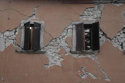 Una imagen de una fachada dañada en la localidad de Visso. 