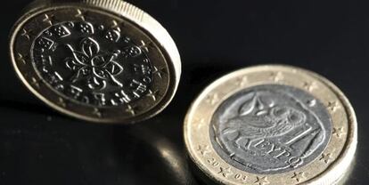 Una imagen muestra dos monedas de euro.
