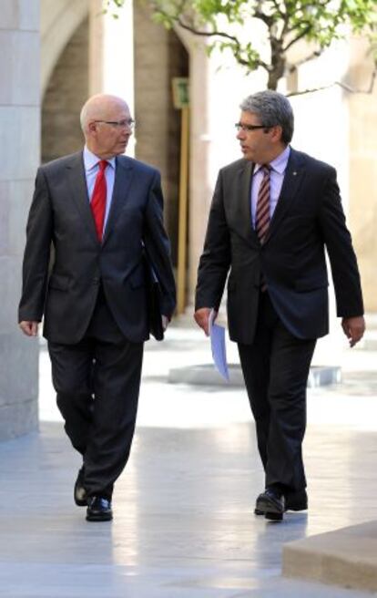 Francesc Homs, a la derecha, con Joan Rigol, ayer en el palacio de la Generalitat.