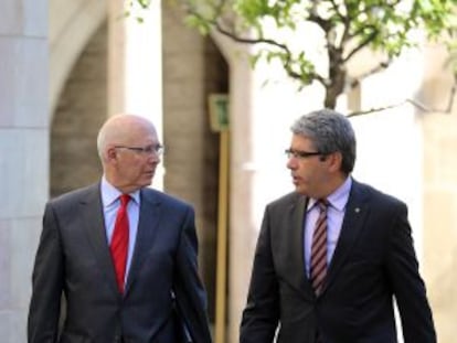 Francesc Homs, a la derecha, con Joan Rigol, ayer en el palacio de la Generalitat.