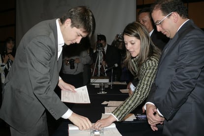 Miguel Uribe recibe su credencial como concejal de Bogotá (2012–2015).
Con solo 25 años, fue elegido por el partido de su abuelo y una de las dos formaciones del tradicional bipartidismo colombiano. Durante su período se destacó como una de las voces más críticas del entonces alcalde —y actual presidente— Gustavo Petro, consolidándose como una figura en ascenso dentro de la derecha política.