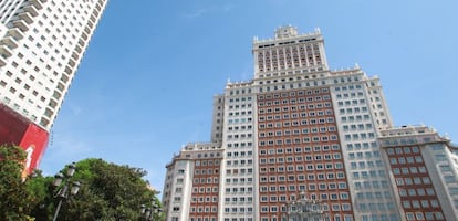 Edificio Espa&ntilde;a junto a la Torre de Madrid (a la izquierda).