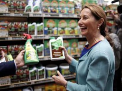 Royal retira simb&oacute;licamente un producto de Monsanto en un supermercado en Par&iacute;s. 