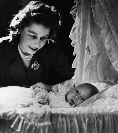 21 de diciembre de 1948. La princesa Isabel junto a su hijo el príncipe Carlos, con un mes de vida.